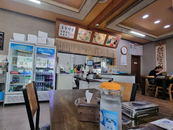 동두천시 호수식당 내부 인테리어