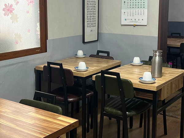 북구 현대식당 내부 인테리어