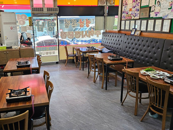서구 영남식당 내부 인테리어