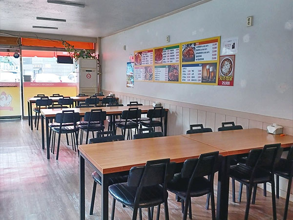 경산시 훔친두마리치킨 내부 인테리어