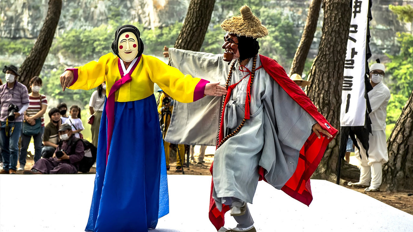 안동 하회탈 및 병산탈 (安東 河回탈 및 屛山탈): 아름다운 사연, 유교적 질서가 깃든 전통 마을