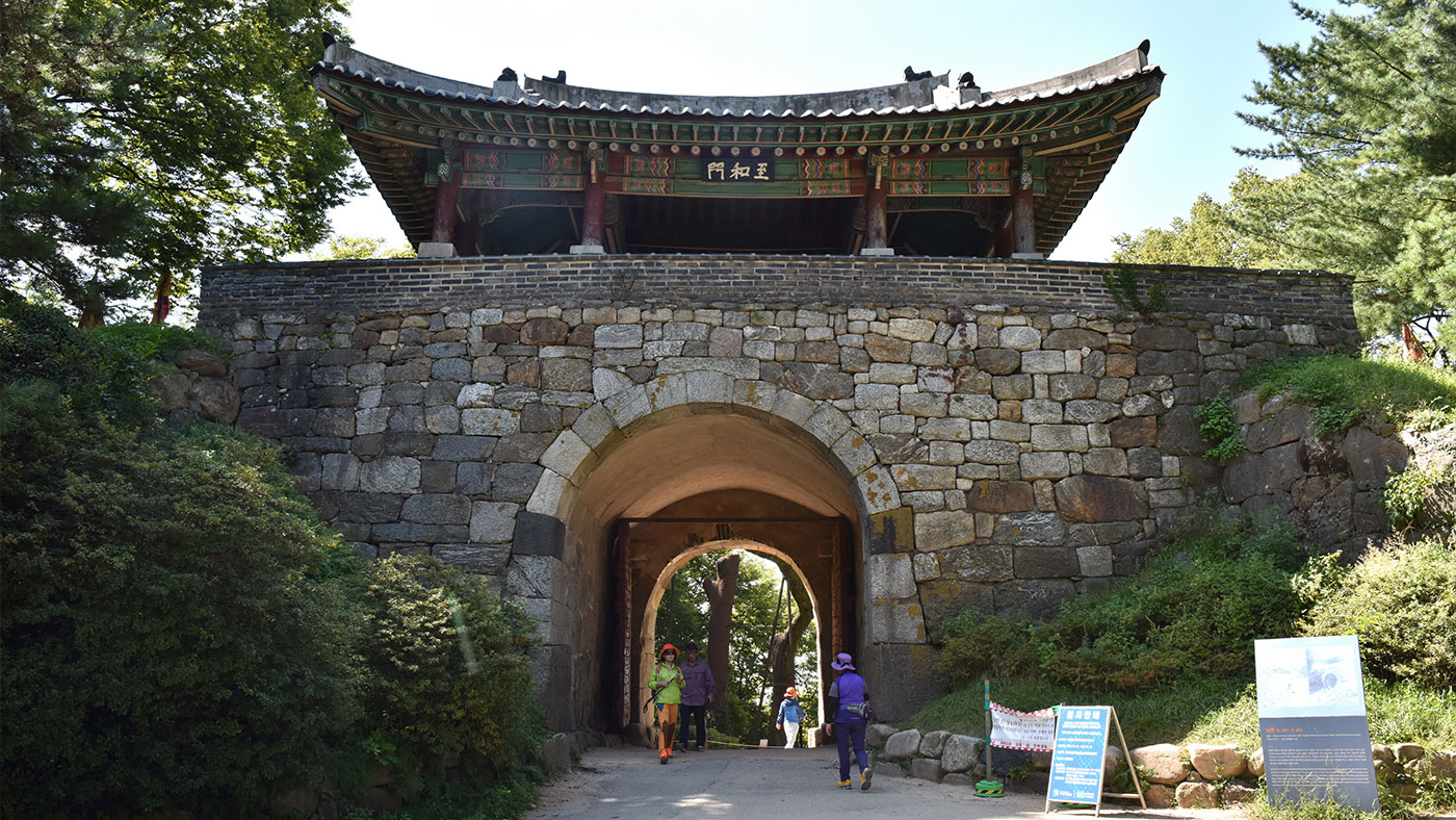 남한산성 (南漢山城): 험난한 자연 지세를 따라 축성한 조선의 임시 수도
